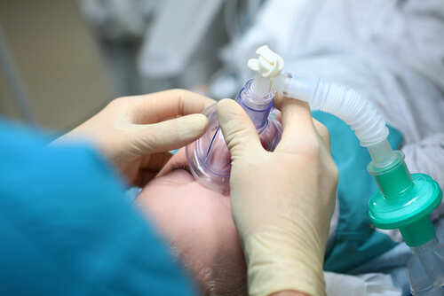 The,Anaesthetist,Holds,A,Breathing,Mask,On,The,Child's,Face.preparation