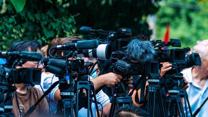 Group,Of,Cameras,At,An,Outdoor,Event TV news cameras crowding together at an outdoor event